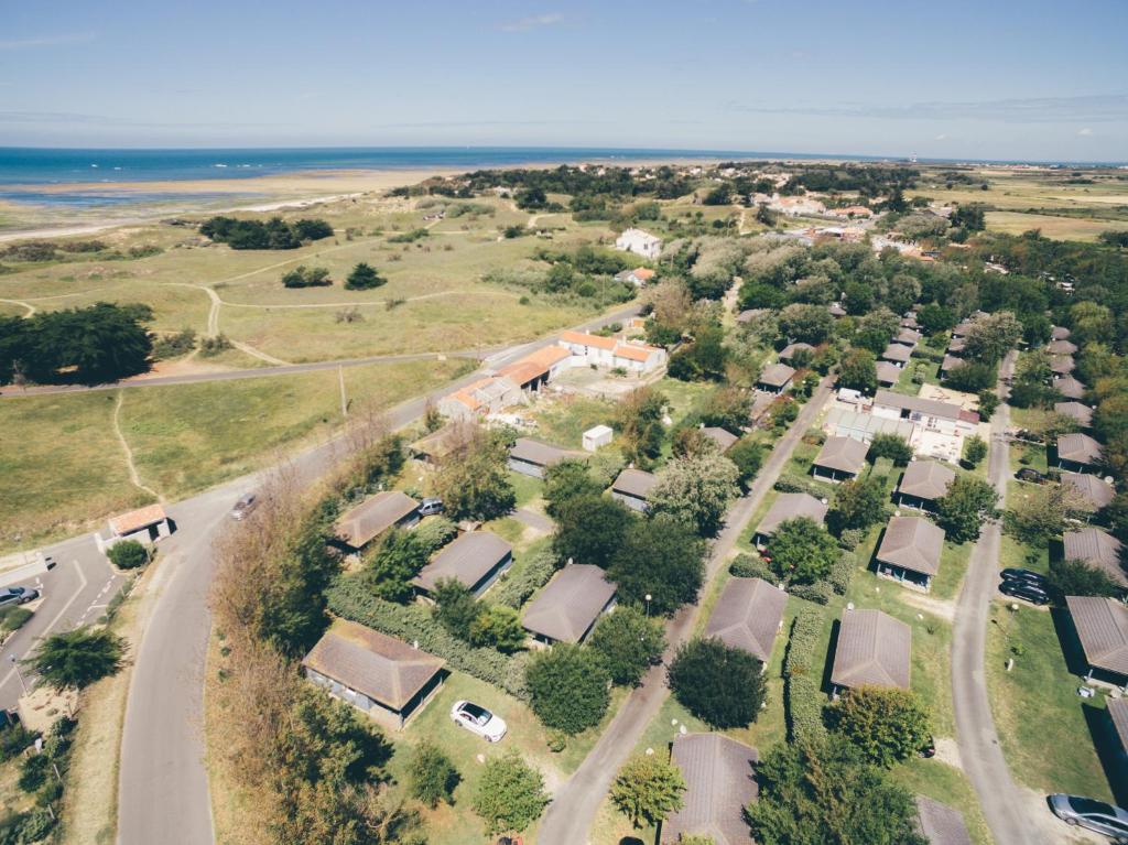 eine Luftansicht eines Hauses mit einer Straße in der Unterkunft Terres de France - Les Hameaux des Marines in Saint-Denis-dʼOléron