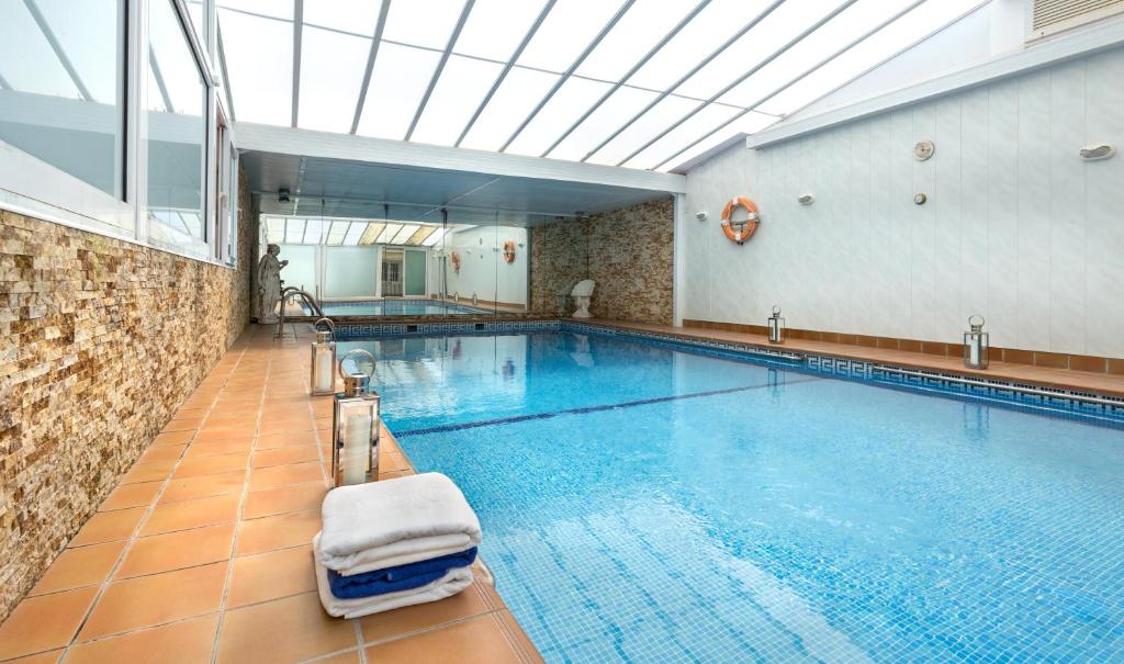 Bazén v ubytování Hotel Izán Cavanna nebo v jeho okolí