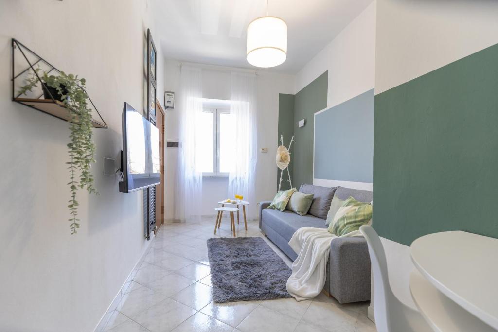 un soggiorno con un divano e una TV di Verde Salmastro a Livorno