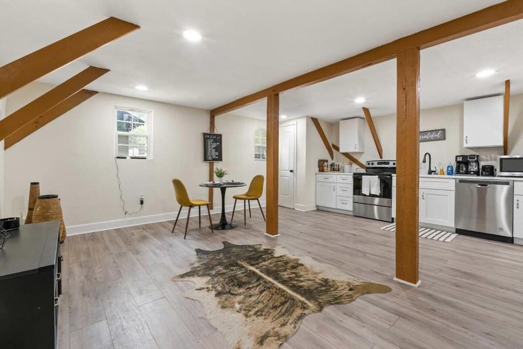 eine Küche und ein Esszimmer mit Tisch und Stühlen in der Unterkunft The Lily Pad Modern Cottage In The City in Mobile