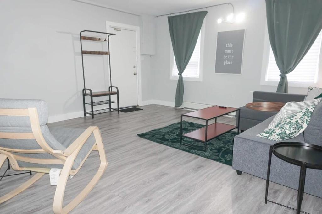 NEW Renovated Cozy 2 Br in Uptown Saint John Location Coffee - Housity