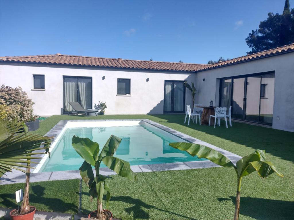 um quintal com uma piscina e uma casa em Villa pampa em Malves