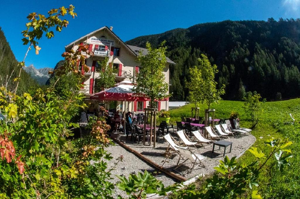 Ein Gebäude mit einem Haufen Stühle davor. in der Unterkunft Auberge du Mont Blanc in Trient VS