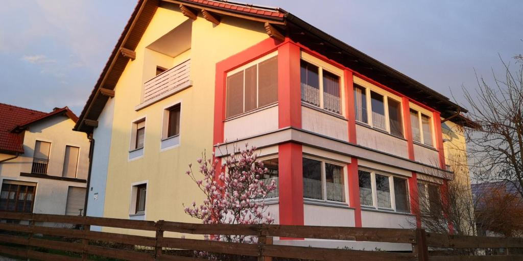 una casa colorata con una recinzione di fronte di Vermietung Gisl a Wiesent