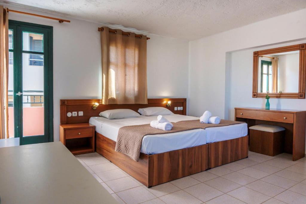 Posteľ alebo postele v izbe v ubytovaní Kri-Kri Village Holiday Apts by Estia
