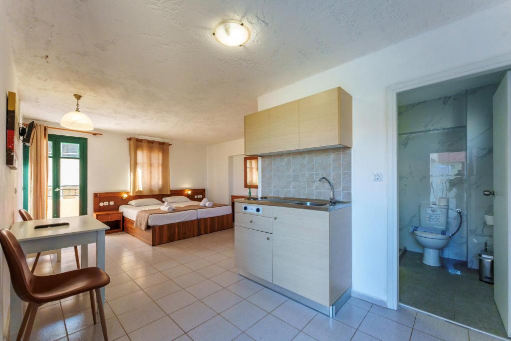 Posteľ alebo postele v izbe v ubytovaní Kri-Kri Village Holiday Apts by Estia