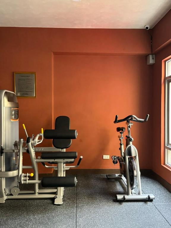 Fitness centrum a/nebo fitness zařízení v ubytování Tropicana Suites