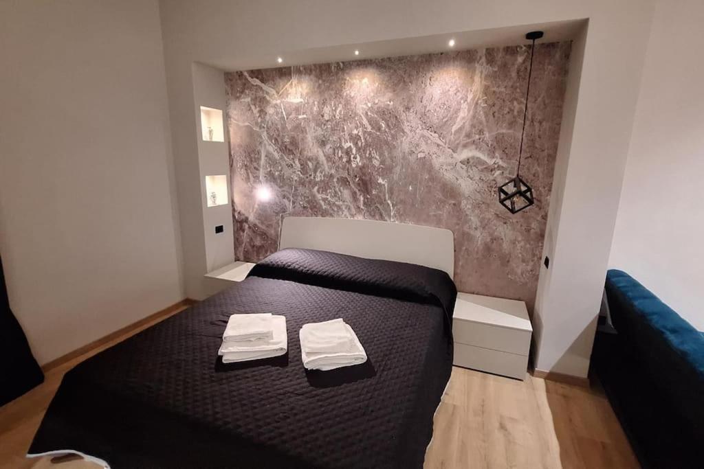 1 dormitorio con 1 cama con 2 toallas en Suite Room Funai Silver, en Trapani