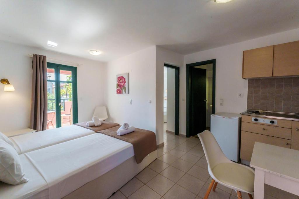 Posteľ alebo postele v izbe v ubytovaní Kri-Kri Village Holiday Apts by Estia