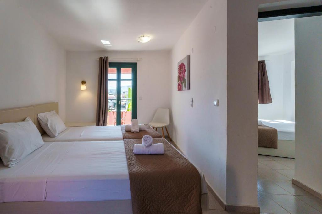 Posteľ alebo postele v izbe v ubytovaní Kri-Kri Village Holiday Apts by Estia