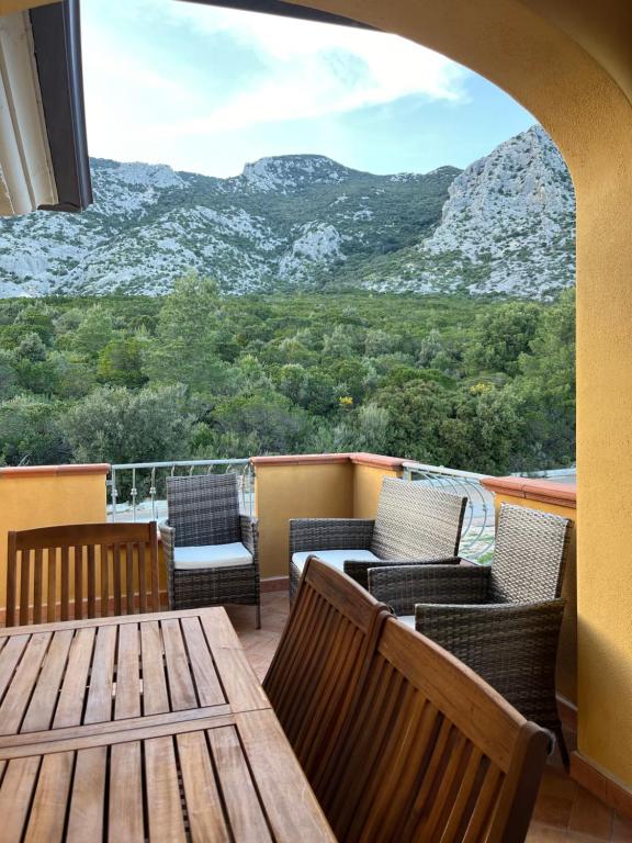 Un balcón con mesa y sillas y una vista en Appartamenti Sa Codula IUN R8525, en Cala Gonone