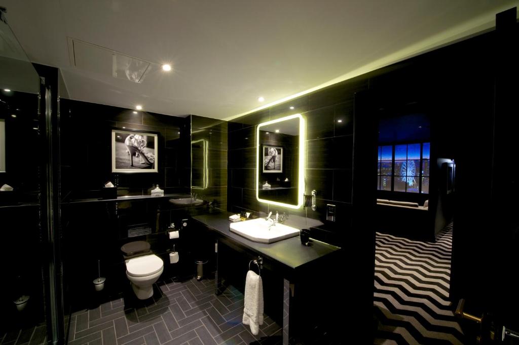 Koupelna v ubytování Hotel Gotham