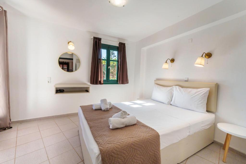 Posteľ alebo postele v izbe v ubytovaní Kri-Kri Village Holiday Apts by Estia