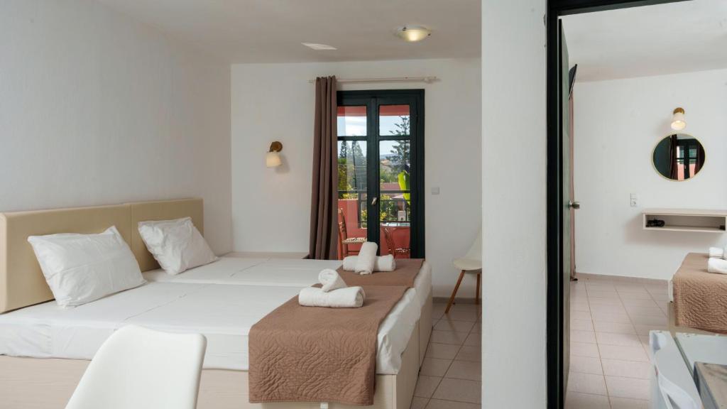 Posteľ alebo postele v izbe v ubytovaní Kri-Kri Village Holiday Apts by Estia