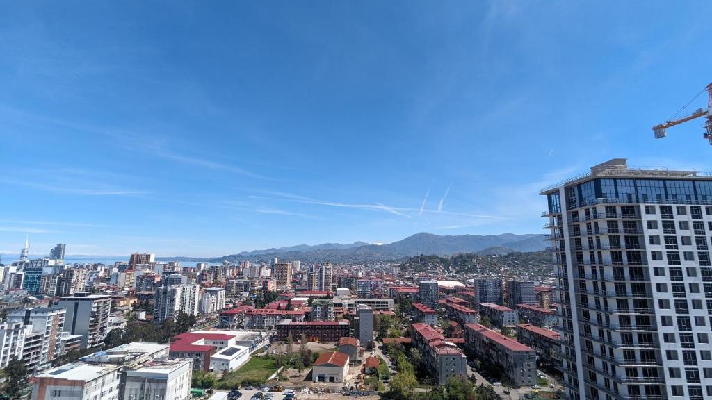 Nespecifikovaný výhled na destinaci Batumi nebo výhled na město při pohledu z aparthotelu