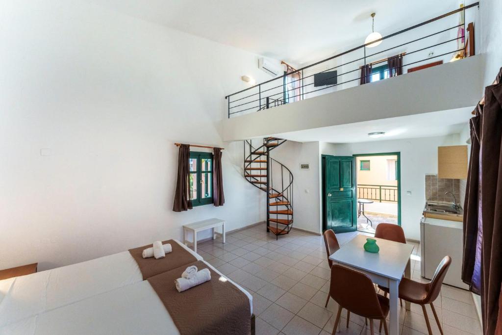 Posteľ alebo postele v izbe v ubytovaní Kri-Kri Village Holiday Apts by Estia