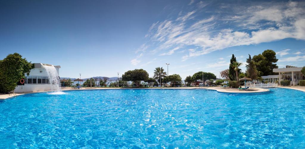 Bazén v ubytování Hotel Izán Cavanna nebo v jeho okolí