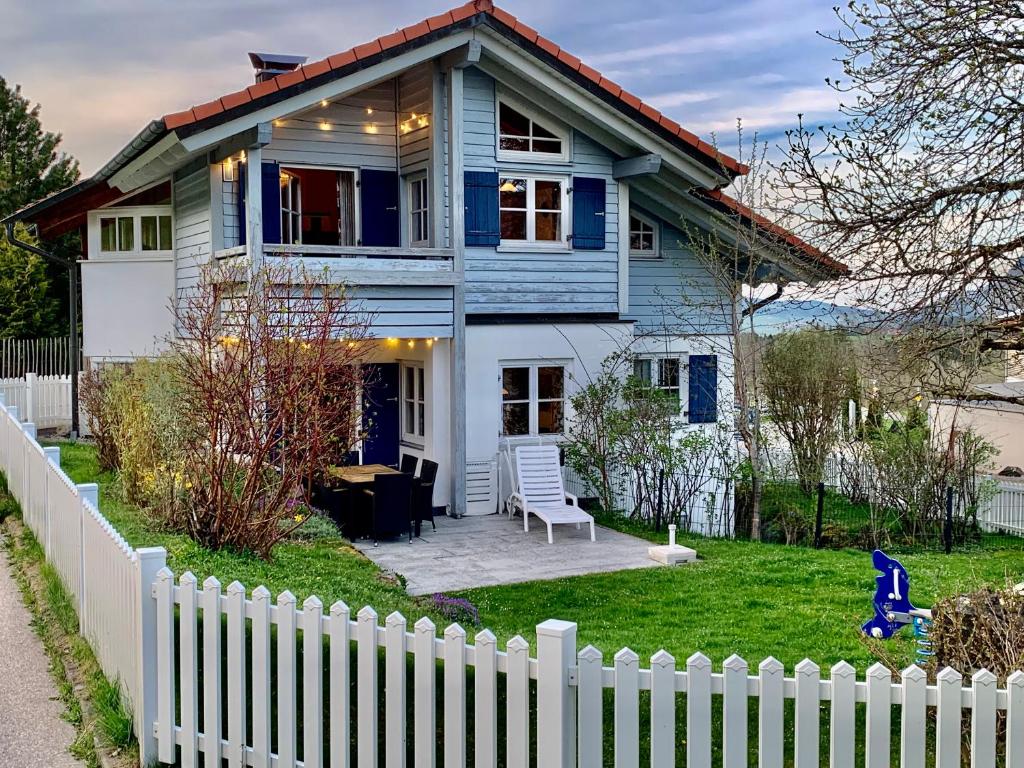 a blue house with a white picket fence at Haus Himmelswies Sommerbergbahnen Kostenlos in Bolsterlang