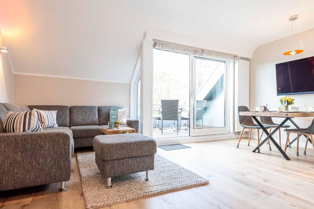 a living room with a couch and a table at Käpt'n Nelson, App 13 in Wenningstedt