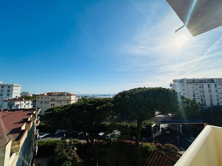 uitzicht op een stad met bomen en gebouwen bij Cannes appartement à 300 m des plages in Cannes