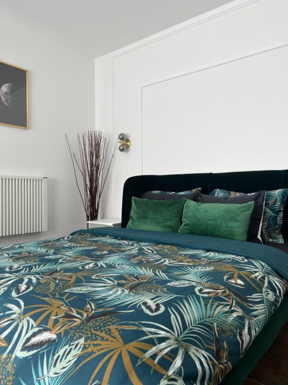 - une chambre avec un lit et une couette bleue dans l'établissement Coeur Nature, à Arsimont