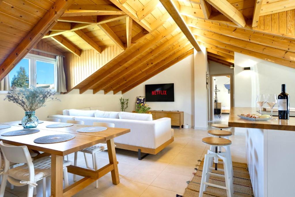 een woonkamer met een tafel en een witte bank bij The Hidden Attique in Corfu-stad