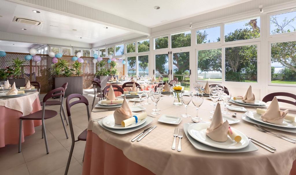 Restaurace v ubytování Hotel Izán Cavanna