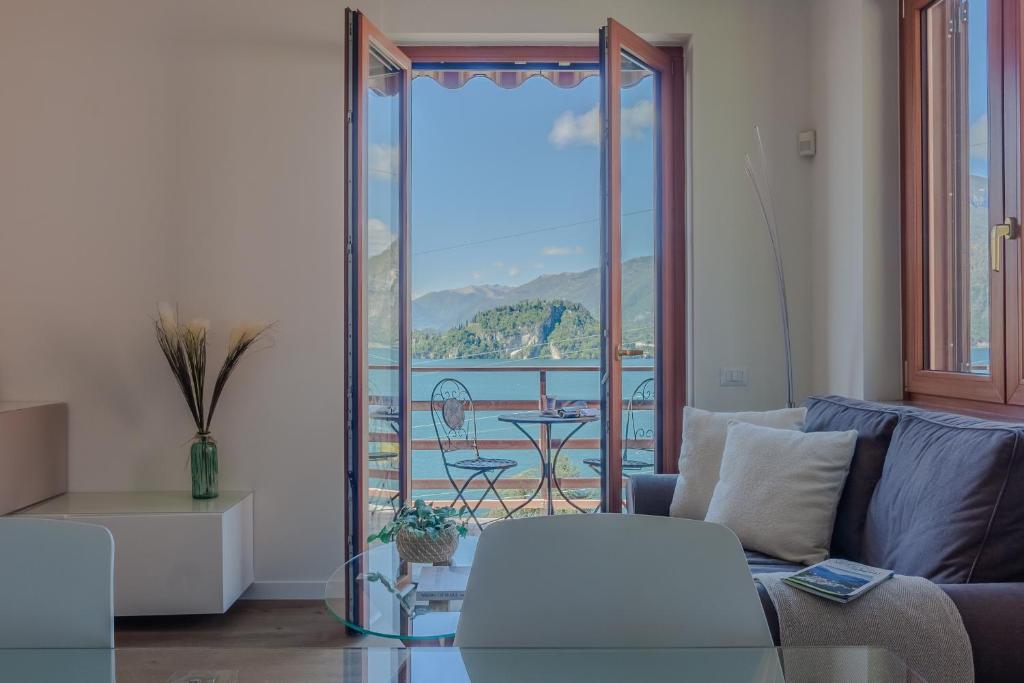 salon z kanapą i balkonem w obiekcie La Maison du Lac w mieście Varenna