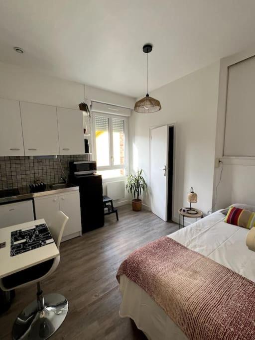 une chambre avec un lit et un bureau et une cuisine dans l'établissement V 1 - Confortable studio près gare et centre-ville, à Rennes