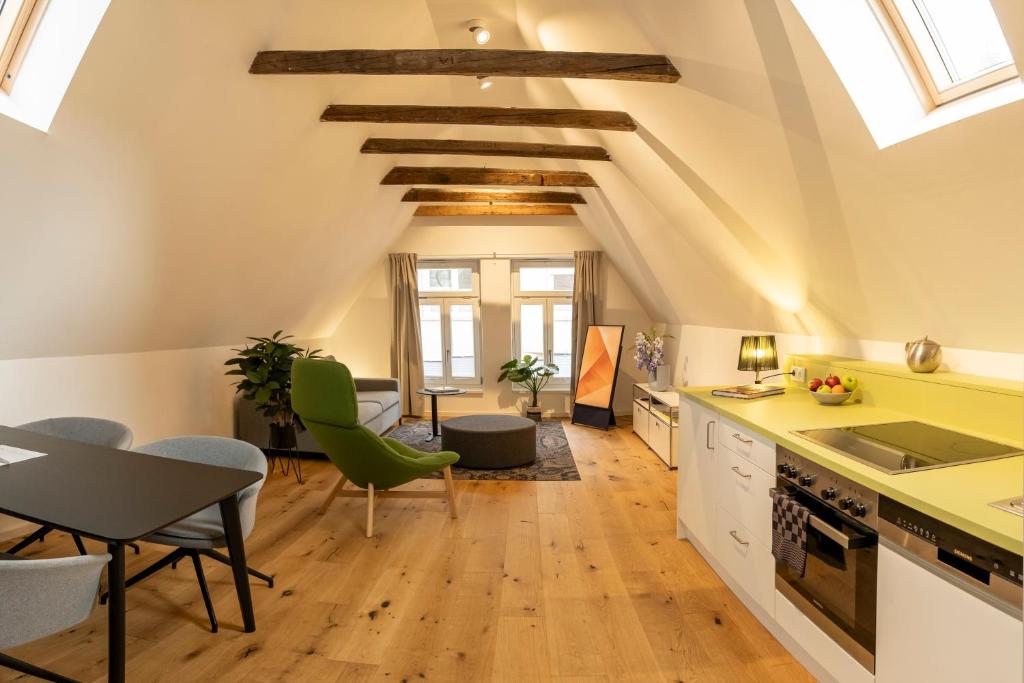 an attic kitchen with a dining table and chairs at Burgstübchen - Apartments - Innenstadt - hochwertig in Nordhorn