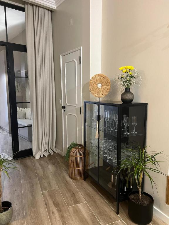 a living room with a fish tank and plants at Casa da vila in Faro