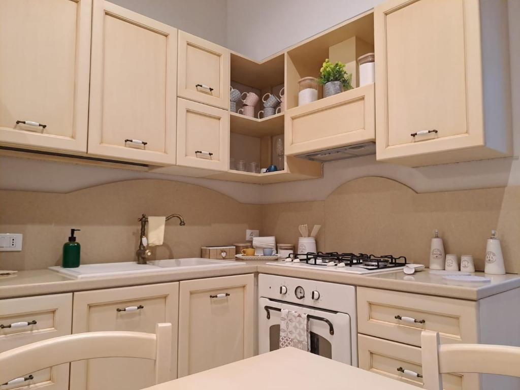 A kitchen or kitchenette at Dimora Vico Storella