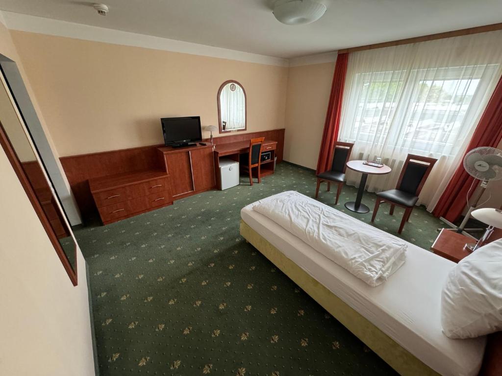 Postel nebo postele na pokoji v ubytování Hotel Breitenlee
