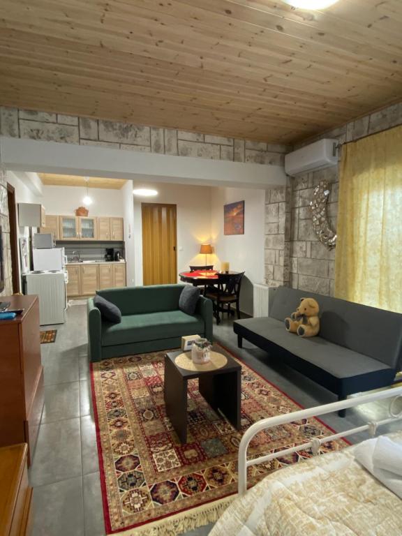 - un salon avec deux canapés verts et une table dans l'établissement D&M STUDIO ΡΙΟ ΠΑΤΡΑ, à Patras
