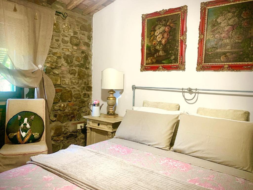 - une chambre avec un lit et une table avec une lampe dans l'établissement Casa Malù Suvereto Antica Dimora with two bedrooms, à Suvereto