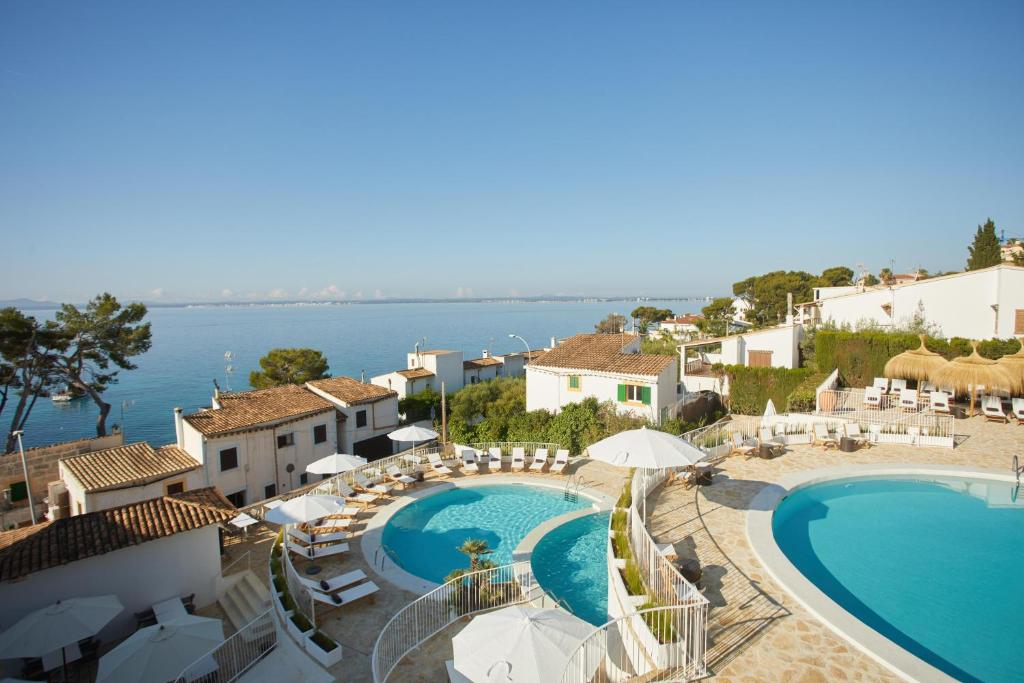 einen Luftblick auf ein Resort mit einem Pool in der Unterkunft Inmood Aucanada 4 Sup in Port d'Alcúdia