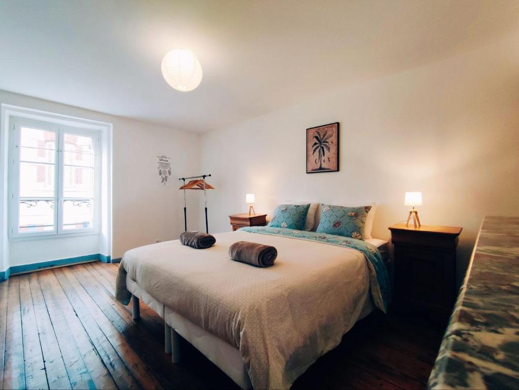 une chambre avec un lit avec deux oreillers dessus dans l'établissement LA MAISONNETTE, à Neuvy-Saint-Sépulchre