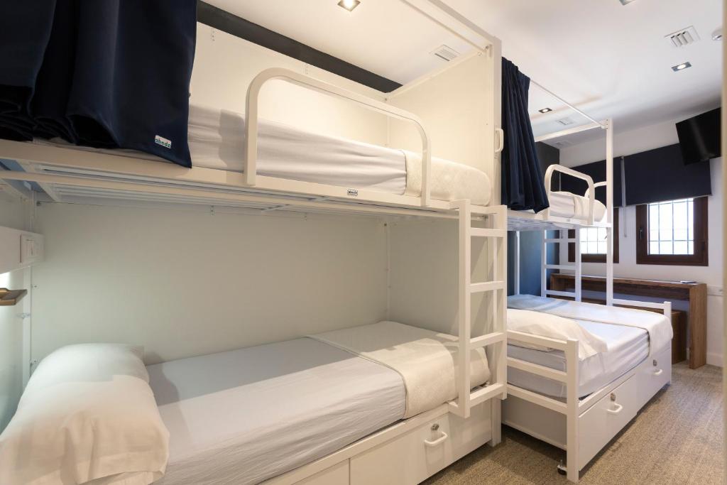 Postel nebo postele na pokoji v ubytování Malaga Stop Hostel AB