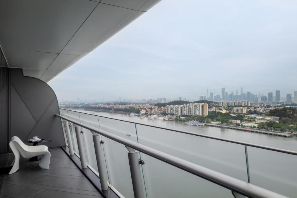 Balkón nebo terasa v ubytování Vignette Collection The Xanadu Guangzhou, an IHG Hotel