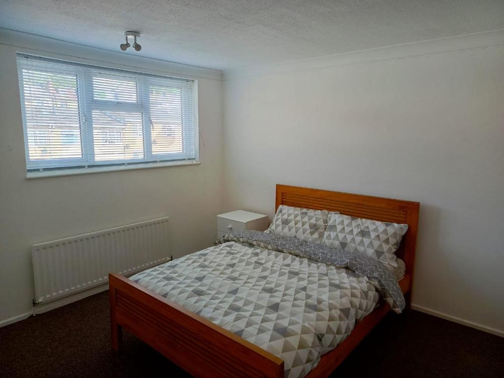 En eller flere senger på et rom på Remarkable 4-Bed House in Chatham