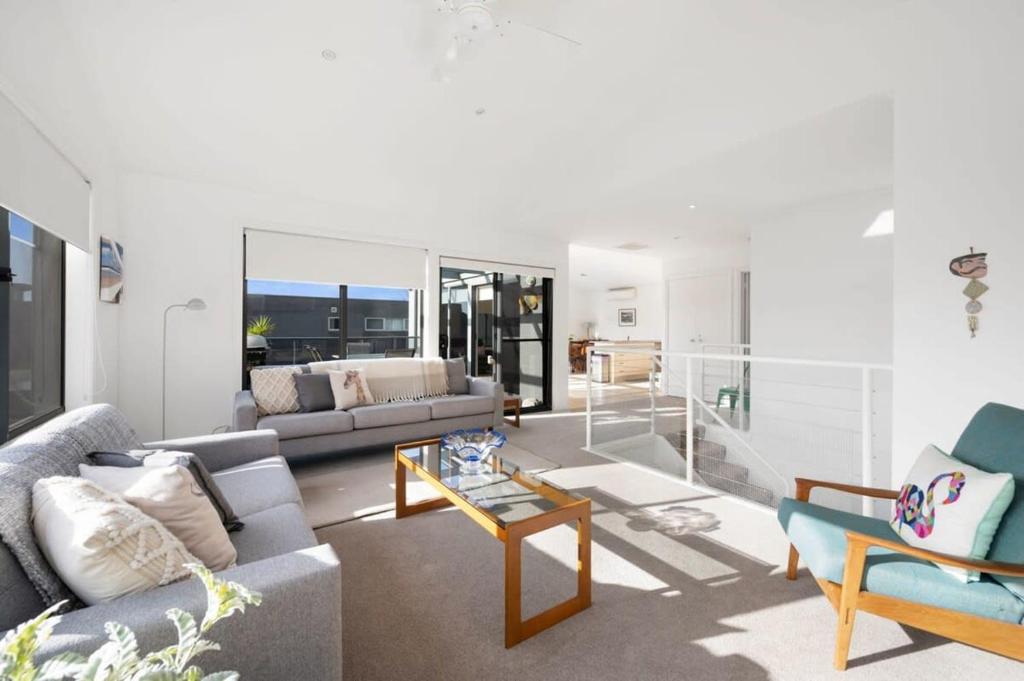 Χώρος καθιστικού στο Holiday Haven - Coastal Comfort in Old Torquay