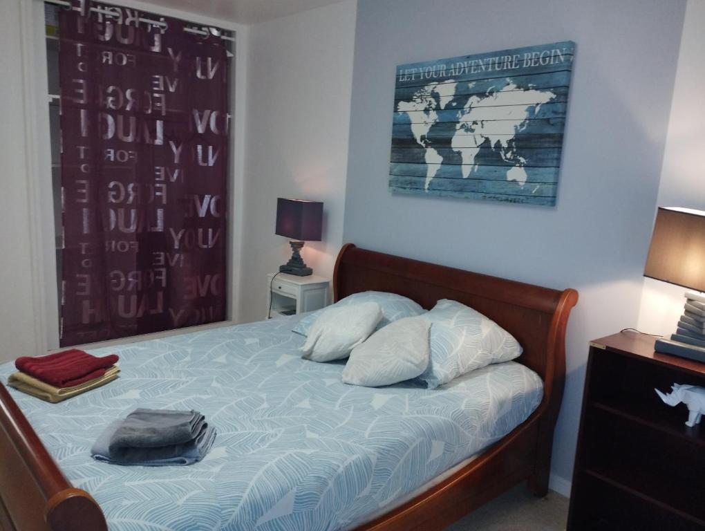 1 dormitorio con 1 cama con 2 almohadas en L'Écluse, en Dieppe