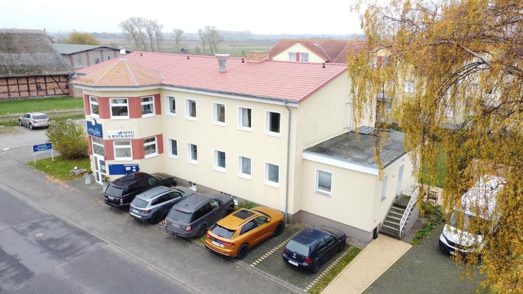 an aerial view of a house with cars parked in front at Ostseeperle Börgerende in Börgerende-Rethwisch