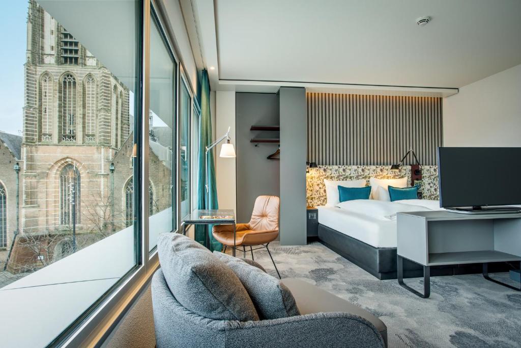 TV a/nebo společenská místnost v ubytování Motel One Rotterdam