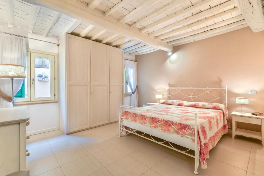 a bedroom with a bed in a room at Liù in Capoliveri