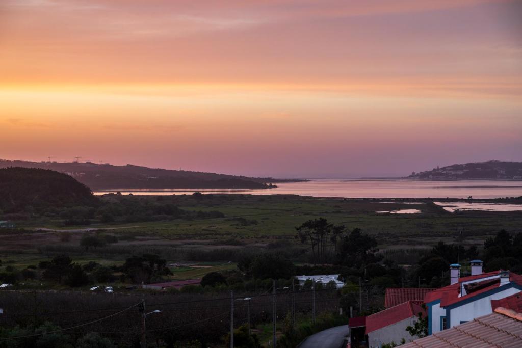 uitzicht op de oceaan bij zonsondergang bij Bedebike in Óbidos
