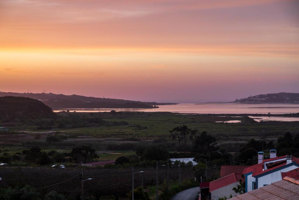 - Vistas al océano al atardecer en Bedebike, en Óbidos