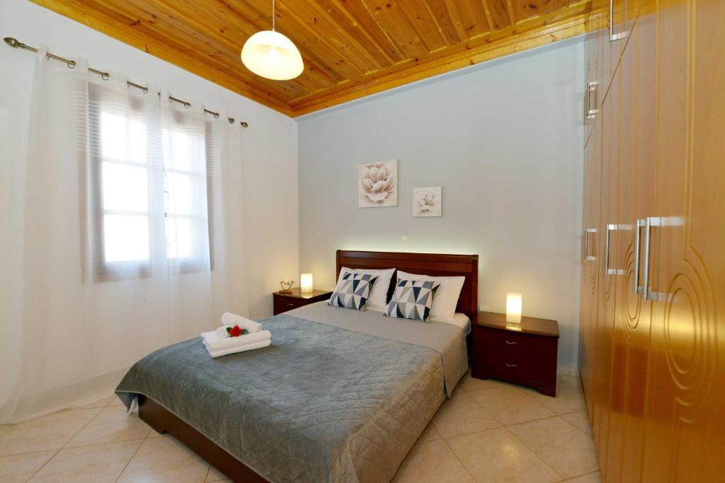 Postel nebo postele na pokoji v ubytování Captain Ilias House Chalki