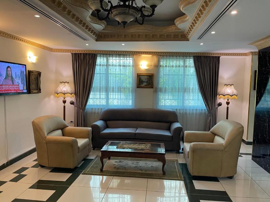 Sala de estar con 2 sofás y mesa de centro en أجنحة أبو قبع الفندقيةAbu Quboh Hotel Suite Apartment en Amán