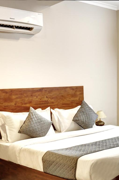 Postel nebo postele na pokoji v ubytování Limewood Stay - Executive Huda City Center